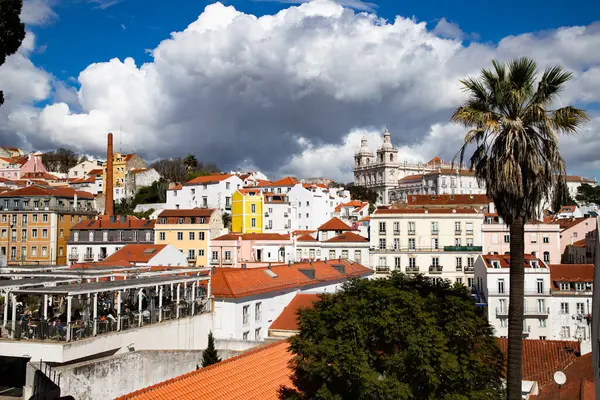 Lizbon, Portekiz 'in ufuk çizgisinin panoramik manzarası, Alfama bölgesindeki birçok renkli ev