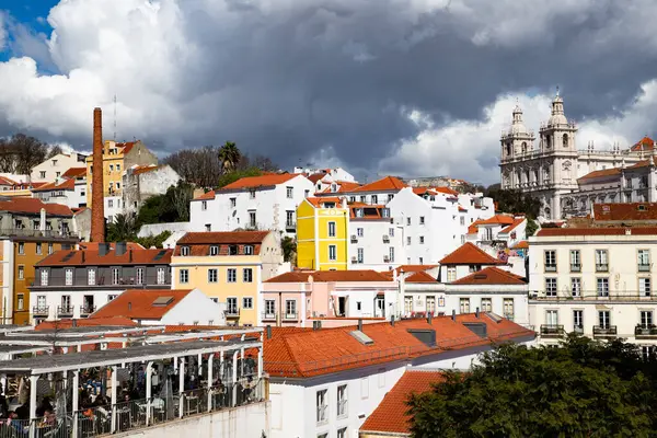 Lizbon, Portekiz 'in ufuk çizgisinin panoramik manzarası, Alfama bölgesindeki birçok renkli ev