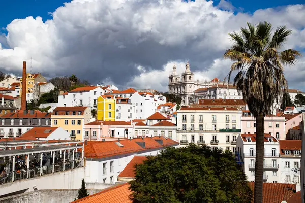 Lizbon, Portekiz 'in ufuk çizgisinin panoramik manzarası, Alfama bölgesindeki birçok renkli ev