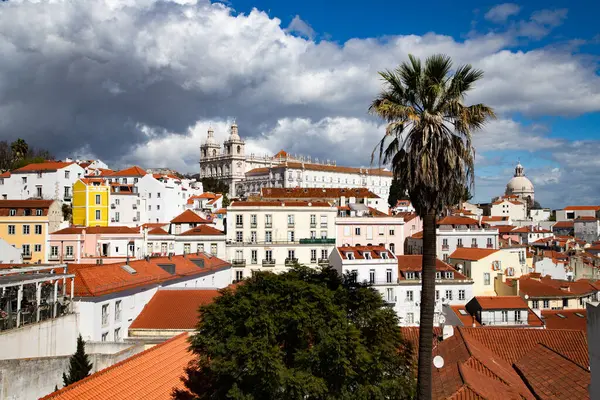 Lizbon, Portekiz 'in ufuk çizgisinin panoramik manzarası, Alfama bölgesindeki birçok renkli ev