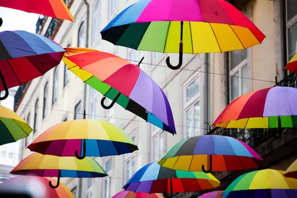 Şehirde renkli şemsiyeler var.