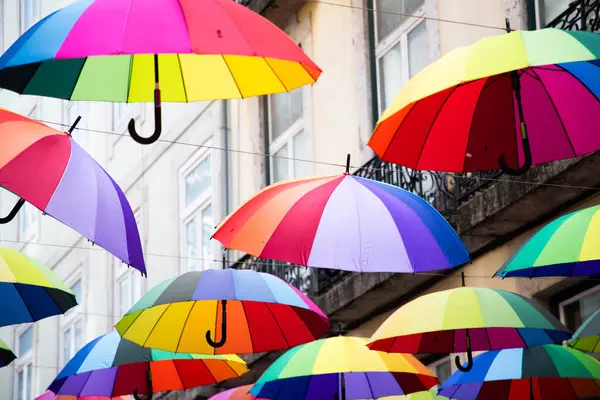 Şehirde renkli şemsiyeler var.