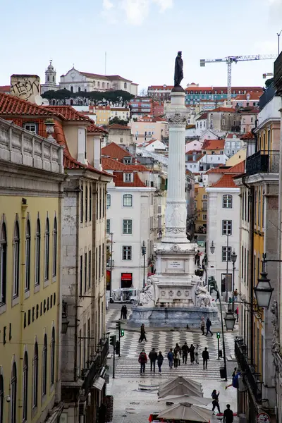 Lizbon, Portekiz 'in ufuk çizgisinin panoramik manzarası, Alfama bölgesindeki birçok renkli ev