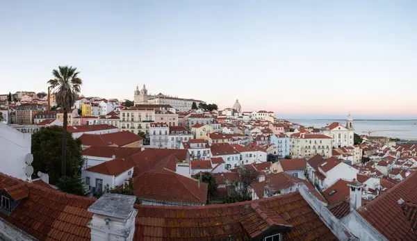 Lizbon, Portekiz 'in ufuk çizgisinin panoramik manzarası, Alfama bölgesindeki birçok renkli ev
