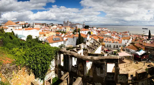 Lizbon, Portekiz 'in ufuk çizgisinin panoramik manzarası, Alfama bölgesindeki birçok renkli ev