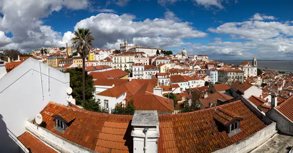 Lizbon, Portekiz 'in ufuk çizgisinin panoramik manzarası, Alfama bölgesindeki birçok renkli ev