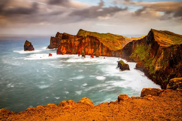 Madeira, Portekiz 'in kayalarıyla dolu dramatik kıyı şeridi