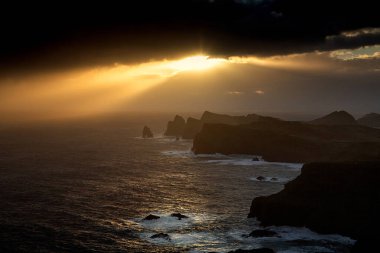 Madeira, Portekiz 'in kayalarıyla dolu dramatik kıyı şeridi