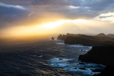 Madeira, Portekiz 'in kayalarıyla dolu dramatik kıyı şeridi
