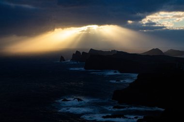 Madeira, Portekiz 'in kayalarıyla dolu dramatik kıyı şeridi