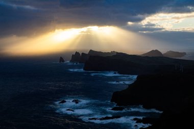 Madeira, Portekiz 'in kayalarıyla dolu dramatik kıyı şeridi