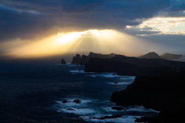 Madeira, Portekiz 'in kayalarıyla dolu dramatik kıyı şeridi