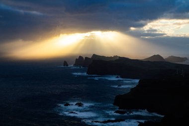 Madeira, Portekiz 'in kayalarıyla dolu dramatik kıyı şeridi