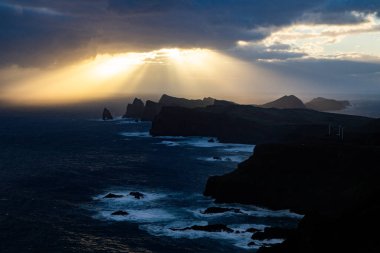 Madeira, Portekiz 'in kayalarıyla dolu dramatik kıyı şeridi