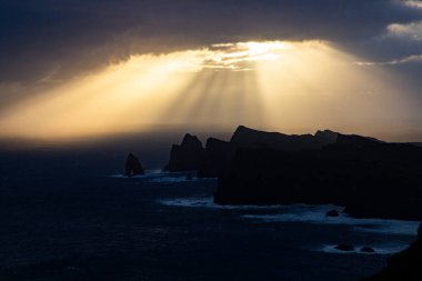 Madeira, Portekiz 'in kayalarıyla dolu dramatik kıyı şeridi