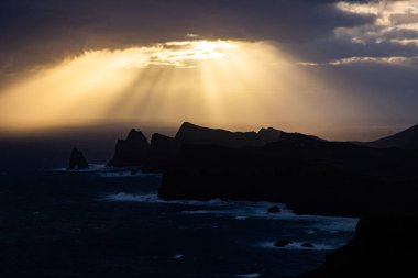 Madeira, Portekiz 'in kayalarıyla dolu dramatik kıyı şeridi
