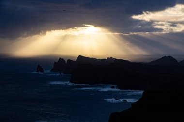 Madeira, Portekiz 'in kayalarıyla dolu dramatik kıyı şeridi