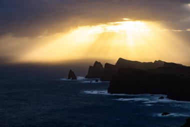 Madeira, Portekiz 'in kayalarıyla dolu dramatik kıyı şeridi