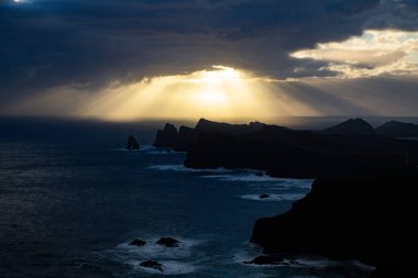 Madeira, Portekiz 'in kayalarıyla dolu dramatik kıyı şeridi