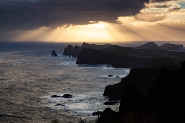 Madeira, Portekiz 'in kayalarıyla dolu dramatik kıyı şeridi