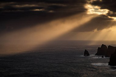Madeira, Portekiz 'in kayalarıyla dolu dramatik kıyı şeridi
