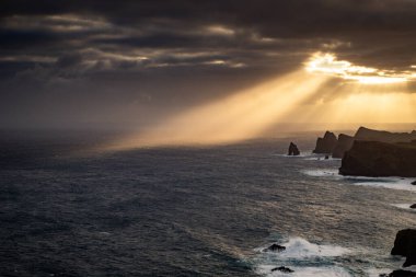 Madeira, Portekiz 'in kayalarıyla dolu dramatik kıyı şeridi