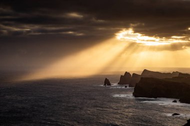 Madeira, Portekiz 'in kayalarıyla dolu dramatik kıyı şeridi