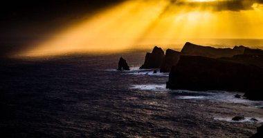 Madeira, Portekiz 'in kayalarıyla dolu dramatik kıyı şeridi