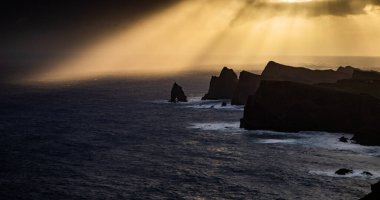 Madeira, Portekiz 'in kayalarıyla dolu dramatik kıyı şeridi