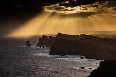 Madeira, Portekiz 'in kayalarıyla dolu dramatik kıyı şeridi