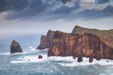 Madeira, Portekiz 'in kayalarıyla dolu dramatik kıyı şeridi