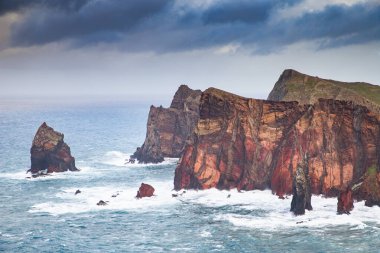 Madeira, Portekiz 'in kayalarıyla dolu dramatik kıyı şeridi