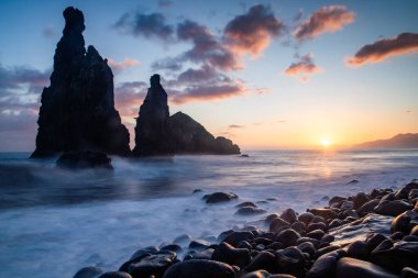Madeira, Portekiz 'in kayalarıyla dolu dramatik kıyı şeridi