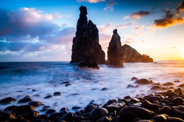 Madeira, Portekiz 'in kayalarıyla dolu dramatik kıyı şeridi