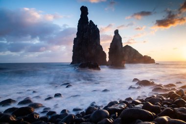Madeira, Portekiz 'in kayalarıyla dolu dramatik kıyı şeridi