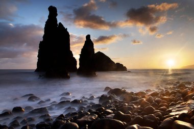 Madeira, Portekiz 'in kayalarıyla dolu dramatik kıyı şeridi