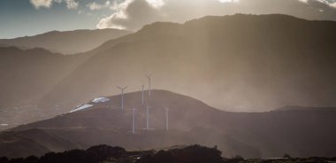 Dramatik bir manzaradaki yel değirmenleri yeşil enerji