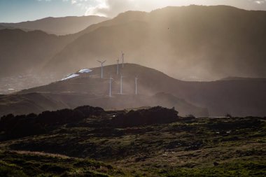 Dramatik bir manzaradaki yel değirmenleri yeşil enerji