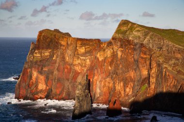 Madeira, Portekiz 'in kayalarıyla dolu dramatik kıyı şeridi
