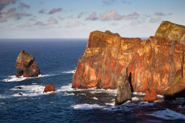 Madeira, Portekiz 'in kayalarıyla dolu dramatik kıyı şeridi