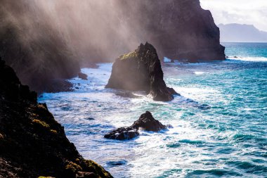 Madeira, Portekiz 'in kayalarıyla dolu dramatik kıyı şeridi