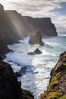 Madeira, Portekiz 'in kayalarıyla dolu dramatik kıyı şeridi