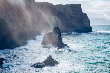 Madeira, Portekiz 'in kayalarıyla dolu dramatik kıyı şeridi