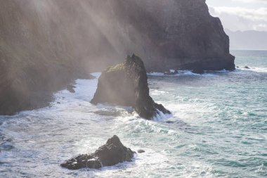 Madeira, Portekiz 'in kayalarıyla dolu dramatik kıyı şeridi
