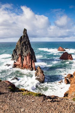 Madeira, Portekiz 'in kayalarıyla dolu dramatik kıyı şeridi