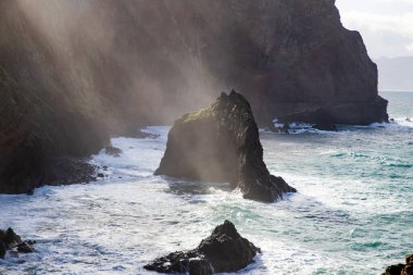 Madeira, Portekiz 'in kayalarıyla dolu dramatik kıyı şeridi
