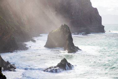 Madeira, Portekiz 'in kayalarıyla dolu dramatik kıyı şeridi