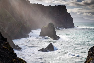 Madeira, Portekiz 'in kayalarıyla dolu dramatik kıyı şeridi
