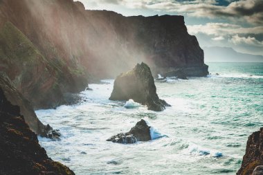Madeira, Portekiz 'in kayalarıyla dolu dramatik kıyı şeridi