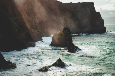 Madeira, Portekiz 'in kayalarıyla dolu dramatik kıyı şeridi
